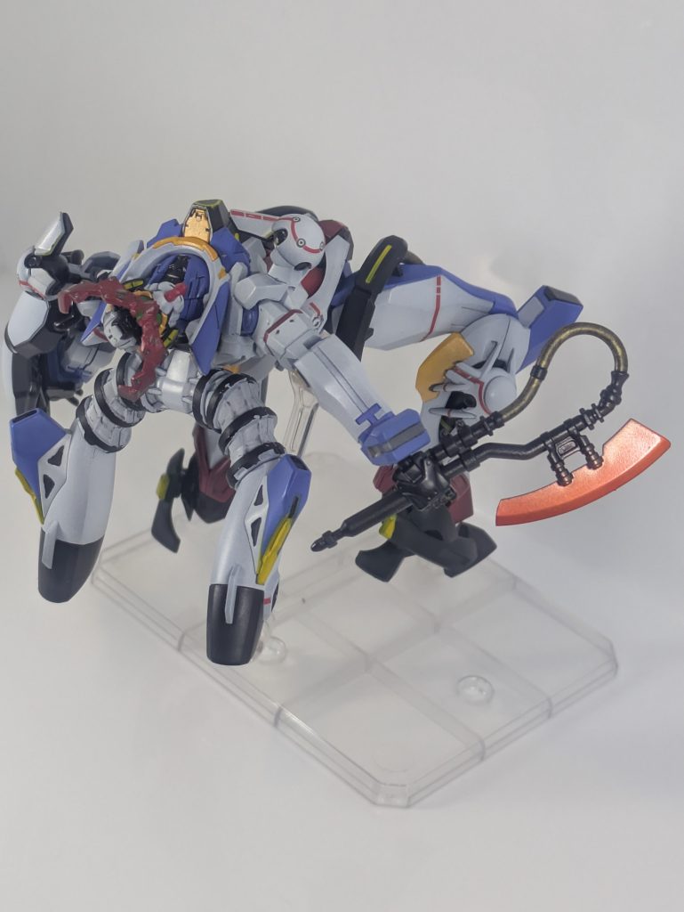 反り返りも凄い。斧はクリアーレッドなどでグラデーションつけてます。