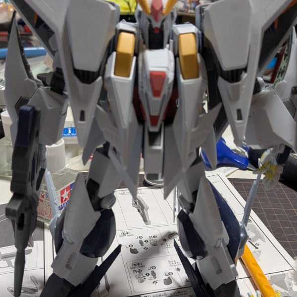 今朝。YouTubeを見ていたら作りたくなって、2021年 1月21に購入して積みプラに、なっていたクスィーガンダムを探して、製作開始して行く。胴体の部分だけで、8時間かかった。ヒケ処理やエッジ出しなどで。腰で、2時間かかった。腕、ここまで3時間かかった。脚、ここまで5時間かかった。更に、約9時間かかって仮組みが出来た。ヒケ処理等終わっている。ここから改修して行く。仮組みして、胴が短く感じた。脚も少し短いかも？何より顔は、絶対に変えたい。個体差なのか自立出来ず後に倒れる。スタビライザーを延長して、倒れ無い様に支えにしようかな。（6枚目）