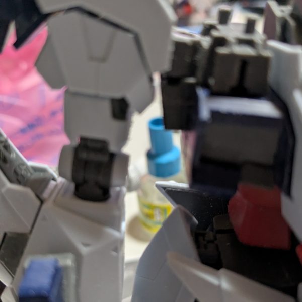 ヒケ処理やゲート跡処理などしながら約2日半以上かけて仮組みが出来た。今日。2026年 1月1日(木)お昼頃からお昼寝しながら肩幅が、広過ぎるのが気になりどう言う風に短縮すれば良いか？ずっと考えていた。19時20分頃閃きやってみる。3〜4ミリは、短縮出来そうです。チョット強度が心配だけど。&nbsp;5時間かかったけど、デザインナイフとビットブレードとヤスリでいちょう短縮してみた。瞬間接着剤、プラ板で補強する予定。&nbsp;（3枚目）