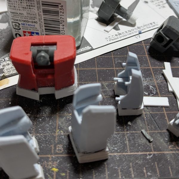 ヒケ処理やゲート跡処理などしながら約2日半以上かけて仮組みが出来た。今日。2026年 1月1日(木)お昼頃からお昼寝しながら肩幅が、広過ぎるのが気になりどう言う風に短縮すれば良いか？ずっと考えていた。19時20分頃閃きやってみる。3〜4ミリは、短縮出来そうです。チョット強度が心配だけど。&nbsp;5時間かかったけど、デザインナイフとビットブレードとヤスリでいちょう短縮してみた。瞬間接着剤、プラ板で補強する予定。2026年 1月2日(金)今朝5時から延長箇所をずっとヤスリがけをしている。電動ヤスリが、あれば楽になるのかな？指が痛い。&nbsp;バランスを見る為、組んでみる。良い感じだと思う。顔を変えて、延長箇所をヤスリがけして、ディテールUPして、塗装かな?人差し指をヤスリで、削ってしまい痛くてしょうがない。（4枚目）