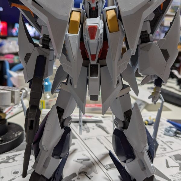 ヒケ処理やゲート跡処理などしながら約2日半以上かけて仮組みが出来た。今日。2026年 1月1日(木)お昼頃からお昼寝しながら肩幅が、広過ぎるのが気になりどう言う風に短縮すれば良いか？ずっと考えていた。19時20分頃閃きやってみる。3〜4ミリは、短縮出来そうです。チョット強度が心配だけど。&nbsp;5時間かかったけど、デザインナイフとビットブレードとヤスリでいちょう短縮してみた。瞬間接着剤、プラ板で補強する予定。2026年 1月2日(金)今朝5時から延長箇所をずっとヤスリがけをしている。電動ヤスリが、あれば楽になるのかな？指が痛い。&nbsp;バランスを見る為、組んでみる。良い感じだと思う。顔を変えて、延長箇所をヤスリがけして、ディテールUPして、塗装かな?人差し指をヤスリで、削ってしまい痛くてしょうがない。（5枚目）