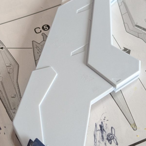 個体差なのか？自立出来ず後に、バッタンバッタン倒れてしまう。なので、スタビライザーを延長して本体が倒れ無い様に、突っ張り棒みたいになる感じにする。昨日、今日の朝5時頃から14時頃までヤスリがけばかりだからクシィーガンダム飽きてきた。ある程度、形になると飽きて来る。モチベーションが・・・やる気スイッチが・・・&nbsp;&nbsp;&nbsp;&nbsp;&nbsp;（4枚目）