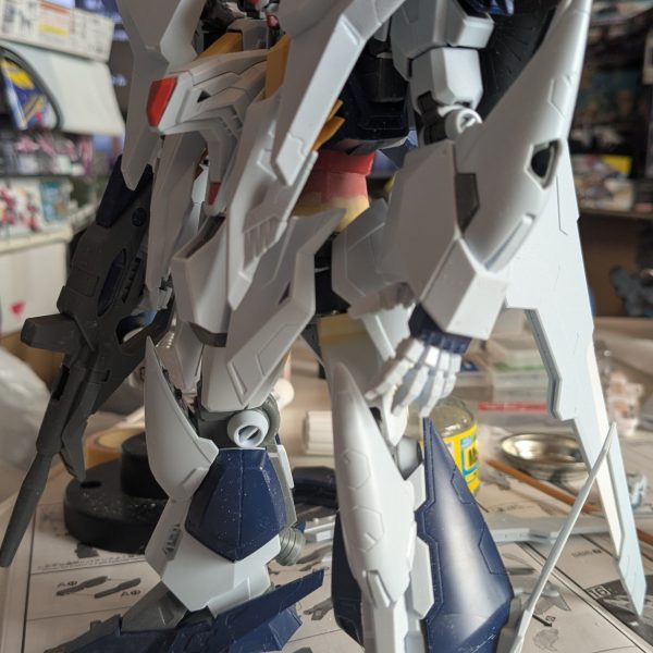 個体差なのか？自立出来ず後に、バッタンバッタン倒れてしまう。なので、スタビライザーを延長して本体が倒れ無い様に、突っ張り棒みたいになる感じにする。昨日、今日の朝5時頃から14時頃までヤスリがけばかりだからクシィーガンダム飽きてきた。ある程度、形になると飽きて来る。モチベーションが・・・やる気スイッチが・・・&nbsp;&nbsp;&nbsp;&nbsp;&nbsp;（2枚目）