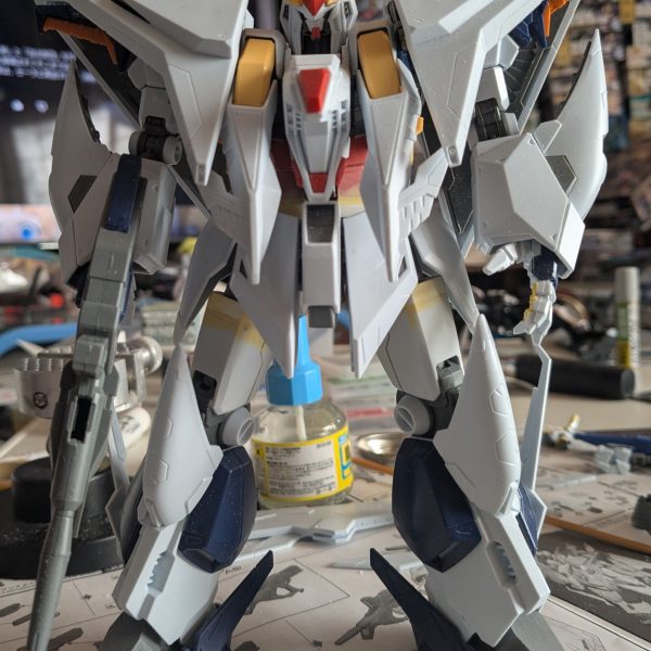 個体差なのか？自立出来ず後に、バッタンバッタン倒れてしまう。なので、スタビライザーを延長して本体が倒れ無い様に、突っ張り棒みたいになる感じにする。昨日、今日の朝5時頃から14時頃までヤスリがけばかりだからクシィーガンダム飽きてきた。ある程度、形になると飽きて来る。モチベーションが・・・やる気スイッチが・・・&nbsp;&nbsp;&nbsp;&nbsp;&nbsp;（3枚目）