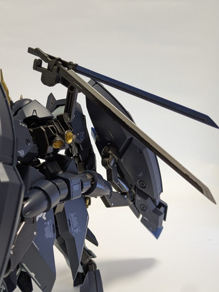 後ろでこんな感じに刀を装備できます。ちなみにバックパックも手を加えててバーニアを取り付けてます。