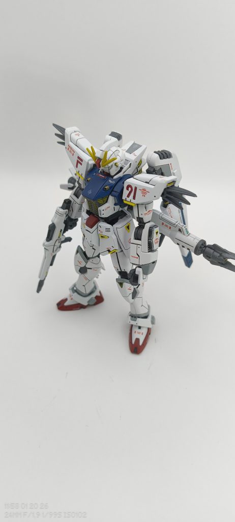 ショルダーはあえてスジボリを施さずf91が強調されるように
