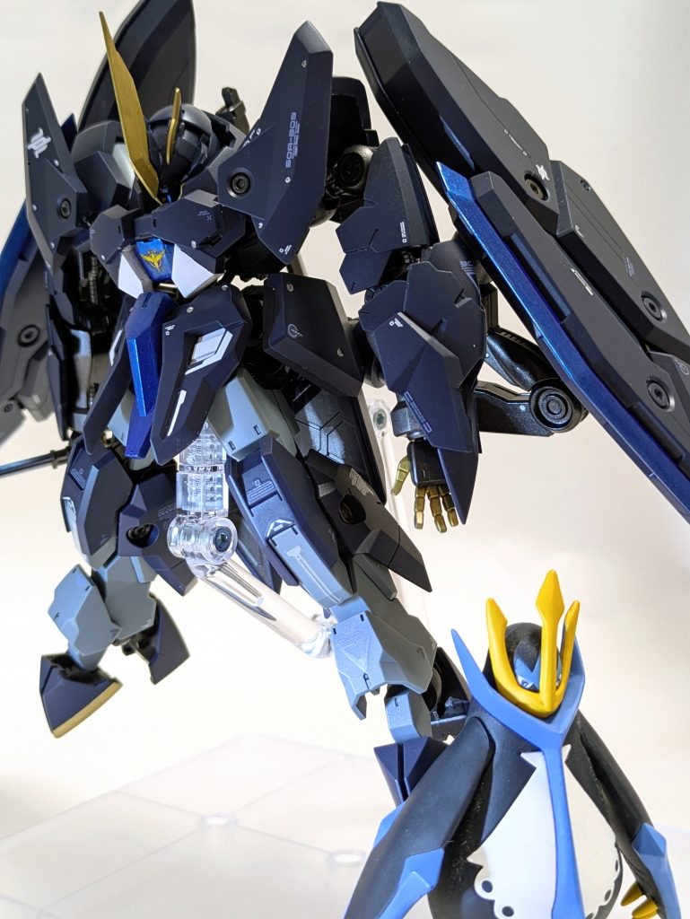 モチーフはポケモンのエンペルトです。子どもの頃からの推しポケ転じて嫁ポケでございます…！前々から作りたいと思っていたのですが、ベースに何の機体を使うかずーっと悩んでました。…が！ザガンのデザインが初めて公開されてから「これだぁぁぁ！！」と電流走りましたね。こんなにデザインが似てるガンダムなかなかいないですよ。