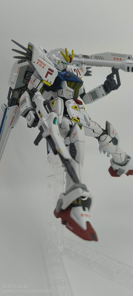 アップだと粗が、、、なので最後に持ってきましたアイなどシールを使った部分はレジン液で上から固めてます先人たちの知恵を借りて次の作品を作ります！