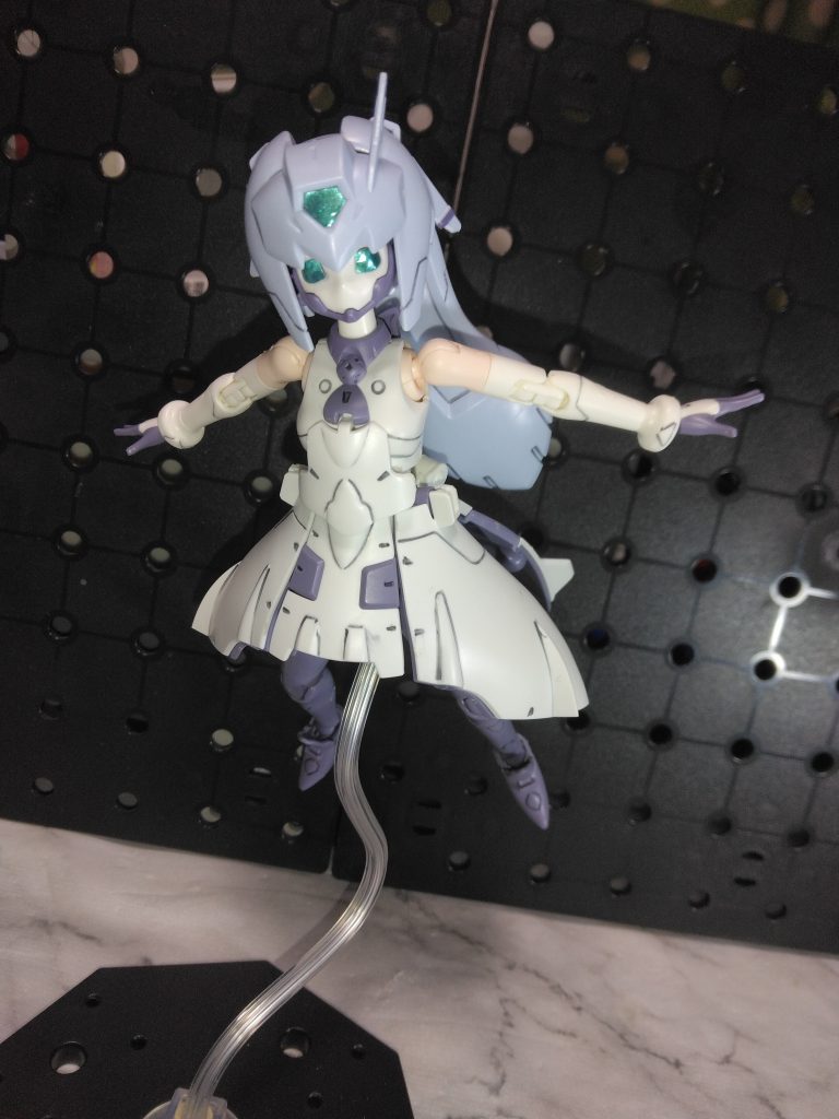 顔だけロボット顔で。何だかお面遊びしているみたいなサラでした。