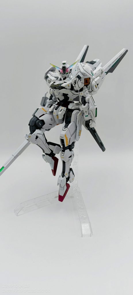 キャリバーンと言えばのポーズ。白背景のほうが部分塗装分かりやすい機体が白一色なのであえてカラー部分は濃いめに塗装