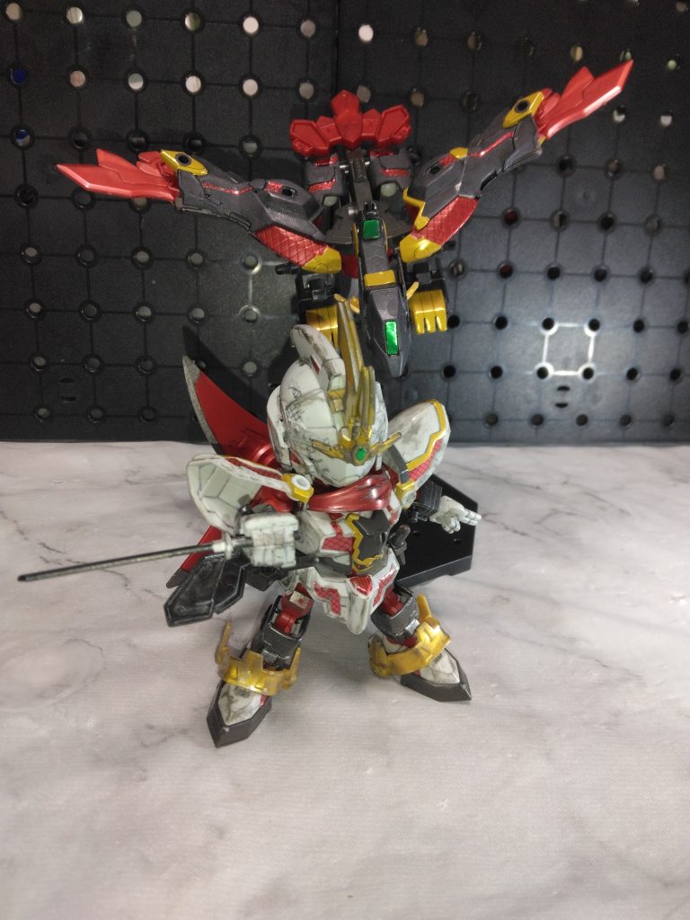 忍者刀を逆手持ちで。機体本体が白で、サポートメカが黒この対比が凄く好み😊