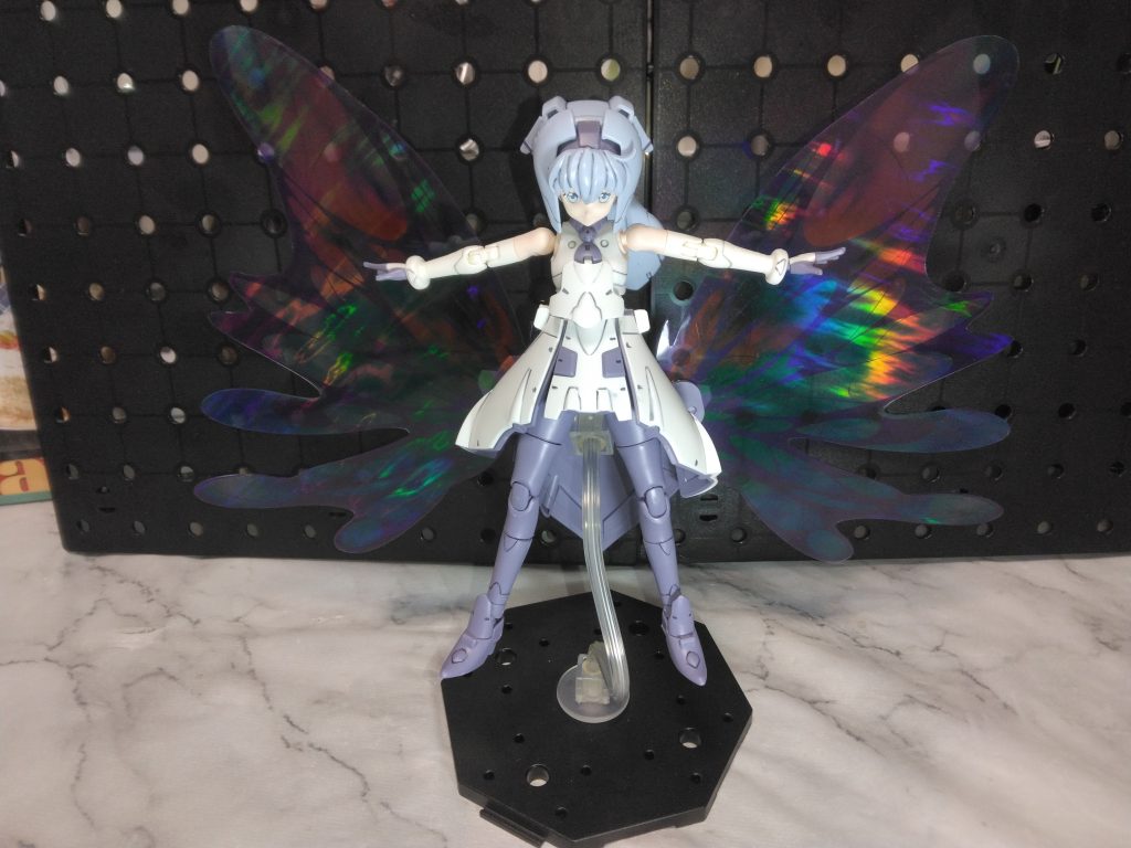 3mm穴が独特な位置にあるので、100均のスタンドだと少々使いづらい。月光蝶エフェクトを付けてみましたが、ライトを当てると存在が薄くて分かりづらい。