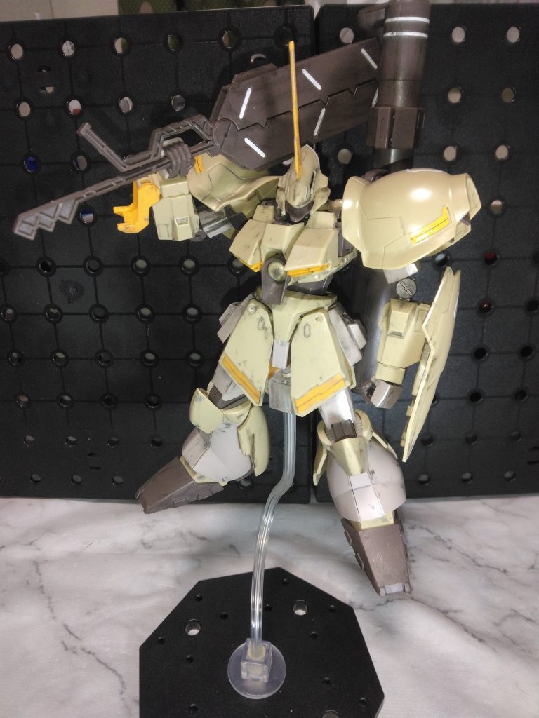 Zガンダムに登場するガルバルディを重装甲化した機体ですが、名前や武装からしてあのガンダムフレームだと思われる。そのせいか、肩に担ぐポーズが似合う。