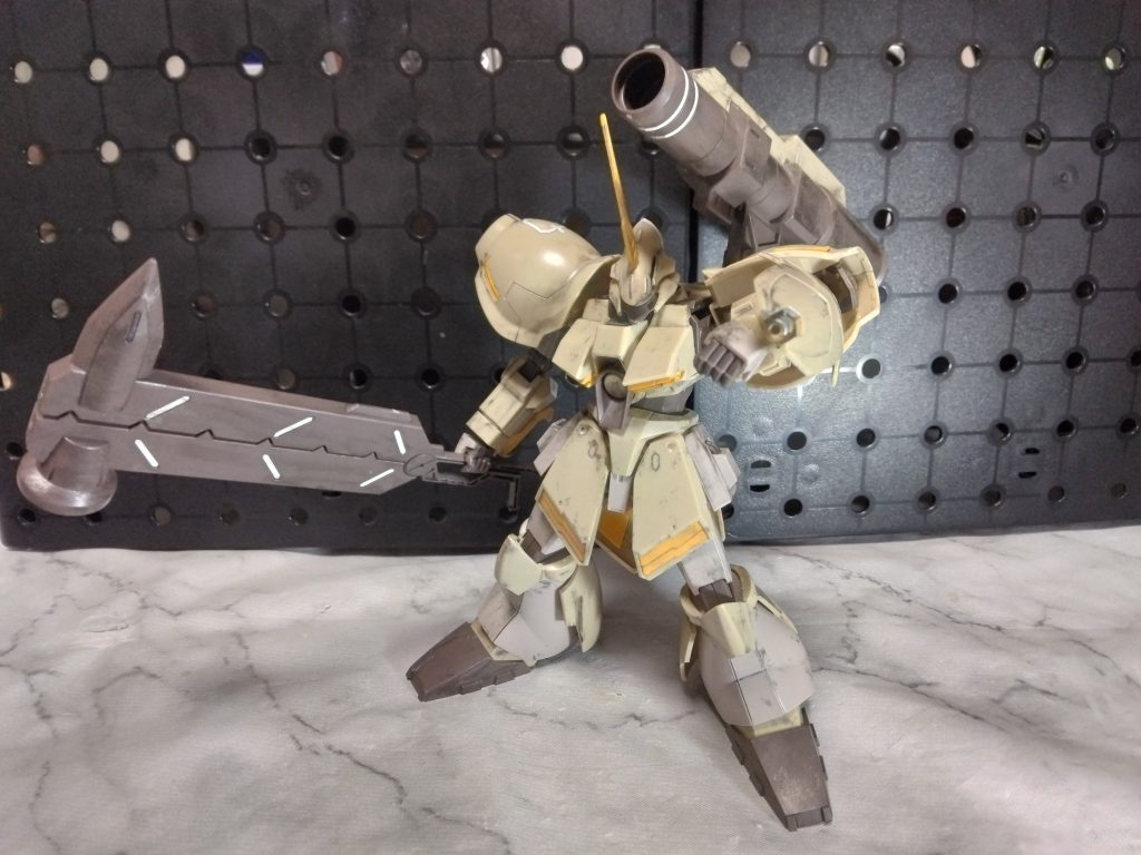 シールドに銃口が付いているので、射撃ポーズ。