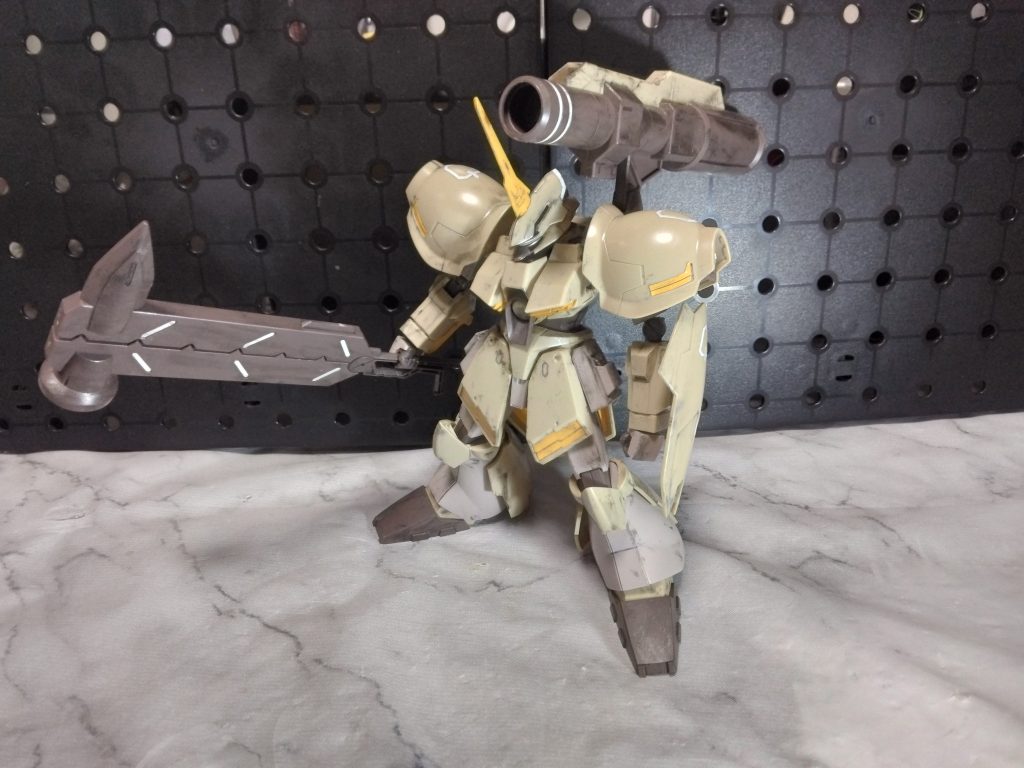 バックパックのバズーカで射撃ポーズ。砂漠とか地上特化仕様の機体みたい。