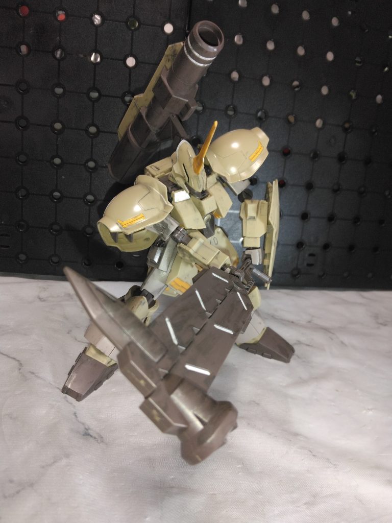 あの機体の面影があるから、両手持ちして叩くポーズも似合いますね。隠し腕とかも個人的に欲しかったけど、そこまで似ると流石にダメかな😅