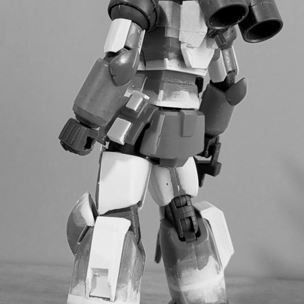 こた☆プラ夢工作さんの製作したガンキャノンに、！！！を受けて作ってみたくなった。自分じゃ思いつかい製作方法など参考になりました。概ね真似て、作ってみた。後、脚とリアアーマーと背中辺りをやって、ほぼ改修は終了です。仕事が終わって、いつものホビーゾーンに寄り。店長さんや展示品を作っている店員さんに、このガンキャノンを見せて足らないパーツを買って帰宅する予定。2026年 1月9日(金)ホビーゾーンの店長さん、店員さんに、新年の挨拶＆このガンキャノンを見せる。『相変わらず上手いですね』と言ってくれた。YouTubeで、見て製作者に真似て良いか？尋ねて了承を貰い概ね真似ただけだと伝える。『完成したら是非、店頭に飾らせて下さい。』と店長さんと店員さんがわっちに言ってくれた。2026年 1月11日(日) 午前10時40分頃。概ね改修完了しました。後は表面処理して、サフ吹いて、塗装するだけ。&nbsp;※白黒画像は、2026年 1月9日(金)までの改修内容です。11日は、ここから更に手を加えています。&nbsp;2026年 1月12日(月)サフ吹いて目立つ傷等を修正。パテ盛ったり削ったりで今日は終わりそう。2026年 1月14日(水)塗装を始めた。5割位終わった。2026年 1月15日(木) 22時。とりあえず完成しました。撮影は、土日かな？（3枚目）