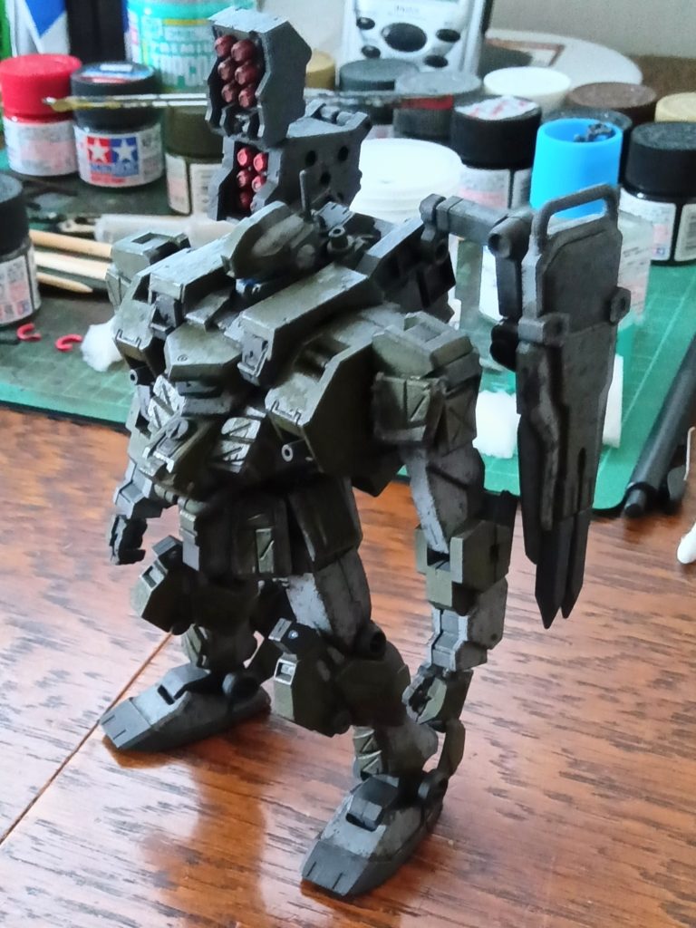 塗装中のジム。今回使用した塗料は、タミヤのダークシーグレイ、オリーブドラブ、ジャーマングレイ、フラットレッドです。どれもビンから直接塗ってます。今回初めてスポンジでチッピングしてみました。使った塗料はダークアイアンです。加減が分からないので結構塗料がついてると思います。