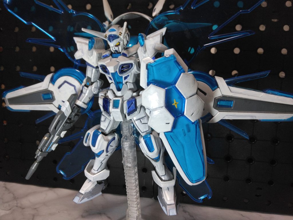 実は購入した当時は本編の登場シーンを見て銀のリフレクターにしていましたが、時が経ちゲーム等の全身画が出てきた時に、全然色違うじゃん。となり再塗装😅