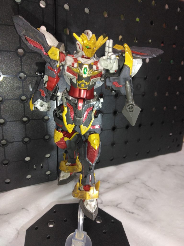 零丸とサポートメカ八鳥が合体したリアルタイプ。以前ウイニングガンダムを作った時にも思いましたがSDからHGになれる技術力というか、設計というか、凄すぎる。発売されたユニコーンカラーでは仮面ではなく、リアルタイプのフェイスが見える形態ですが、やっぱり初期カラーのバンシィに寄せた姿が好きすぎる。