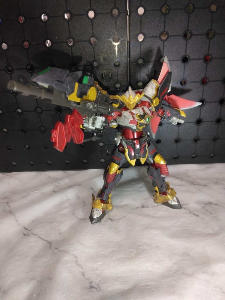 八鳥のパーツをビームマグナム風のライフルに。手裏剣をシールドとして腕にセット。