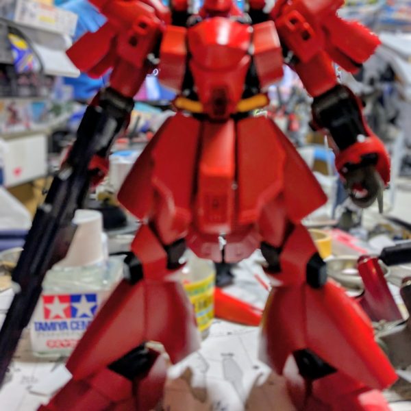 17〜18年前の古いガンプラだと言うのに、物凄く出来が良い。このままでも十分いける。仕事から帰宅後、Amazonプライムビデオのアニメを見ながらこのサザビーを前後左右3時間位ずっと眺めていた。アクシズてんちょうさんと言う方の製作したサザビーを参考に、脚を約5ミリ延長。(幾つ延長したとか記載が、無いから適当にこの位かな〜？と約5ミリにした。)プロペラントタンクをプラ板とポリパテで、約3センチ延長した。(ここも何センチ延長したとか記載が、無いからとりあえず適当にこの位かな〜？と3センチ延長した。)アクシズてんちょうさんは、足首の半分をプラ板で作り変えて製作しているけどわっちは、何とかキッドのままで手を加えて行く予定。正直。ここを改修しました。と言わないと改修箇所が分からい位？地味です。普段なら上から手を加えて行くけど今回は、下から手を加えて行こうと思う。&nbsp;（4枚目）