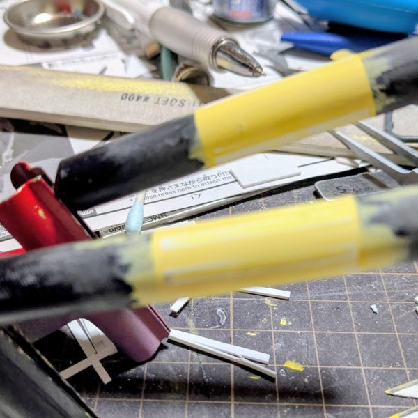 17〜18年前の古いガンプラだと言うのに、物凄く出来が良い。このままでも十分いける。仕事から帰宅後、Amazonプライムビデオのアニメを見ながらこのサザビーを前後左右3時間位ずっと眺めていた。アクシズてんちょうさんと言う方の製作したサザビーを参考に、脚を約5ミリ延長。(幾つ延長したとか記載が、無いから適当にこの位かな〜？と約5ミリにした。)プロペラントタンクをプラ板とポリパテで、約3センチ延長した。(ここも何センチ延長したとか記載が、無いからとりあえず適当にこの位かな〜？と3センチ延長した。)アクシズてんちょうさんは、足首の半分をプラ板で作り変えて製作しているけどわっちは、何とかキッドのままで手を加えて行く予定。正直。ここを改修しました。と言わないと改修箇所が分からい位？地味です。普段なら上から手を加えて行くけど今回は、下から手を加えて行こうと思う。&nbsp;（3枚目）