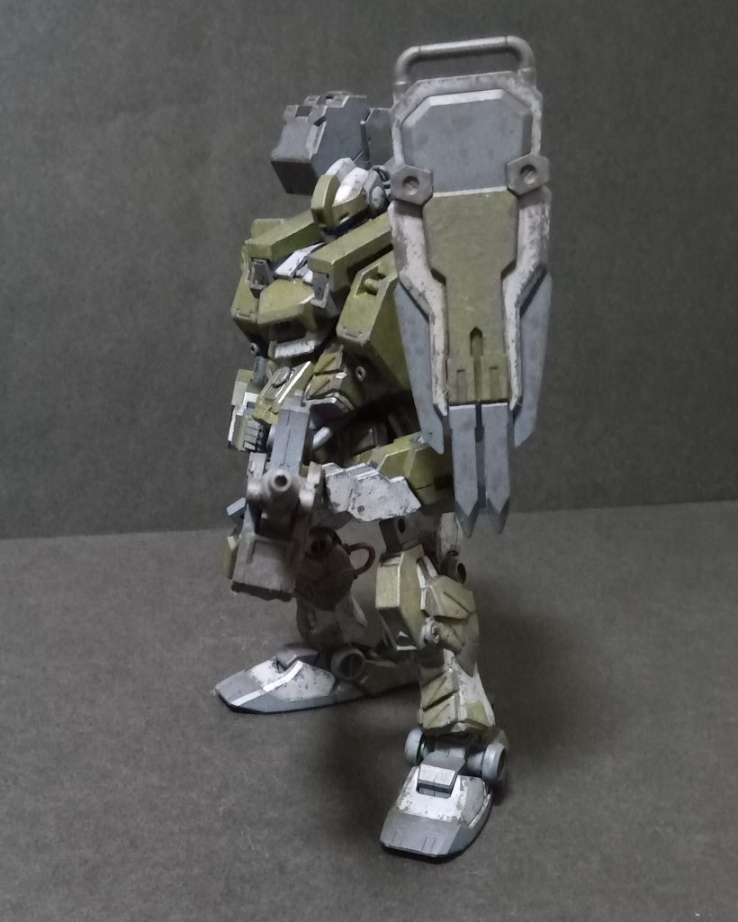 正面から。割と被弾面積は減らせてる?腕や肥大化したバックパックなど比較的装甲の薄いところを守る感じです。