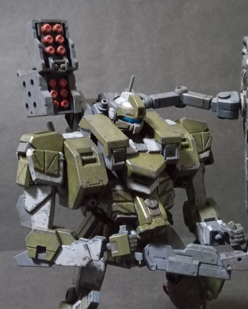 その他の武装として、ミサイルランチャーと胸部機関砲があります。