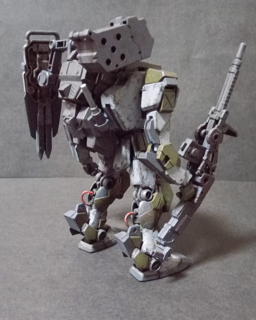 背面から。バランスを考えずにとにかくもったため、後ろに倒れやすいです。