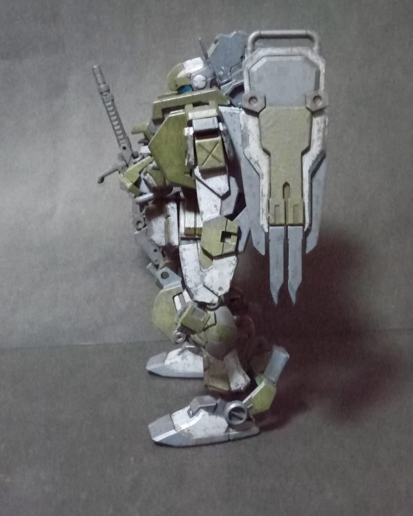 横から。結構ブレてます。シールドは腕で保持するのではなく、ジェスタのような感じです。