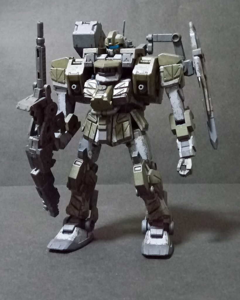 大掃除のときに昔購入したジムストライカーを見つけたのがきっかけで制作しようと思いました。腕がなかったり色々パーツが足りないので、ファントムを制作した際に余ったジョーハウンドの上半身を無理やり合体させました。