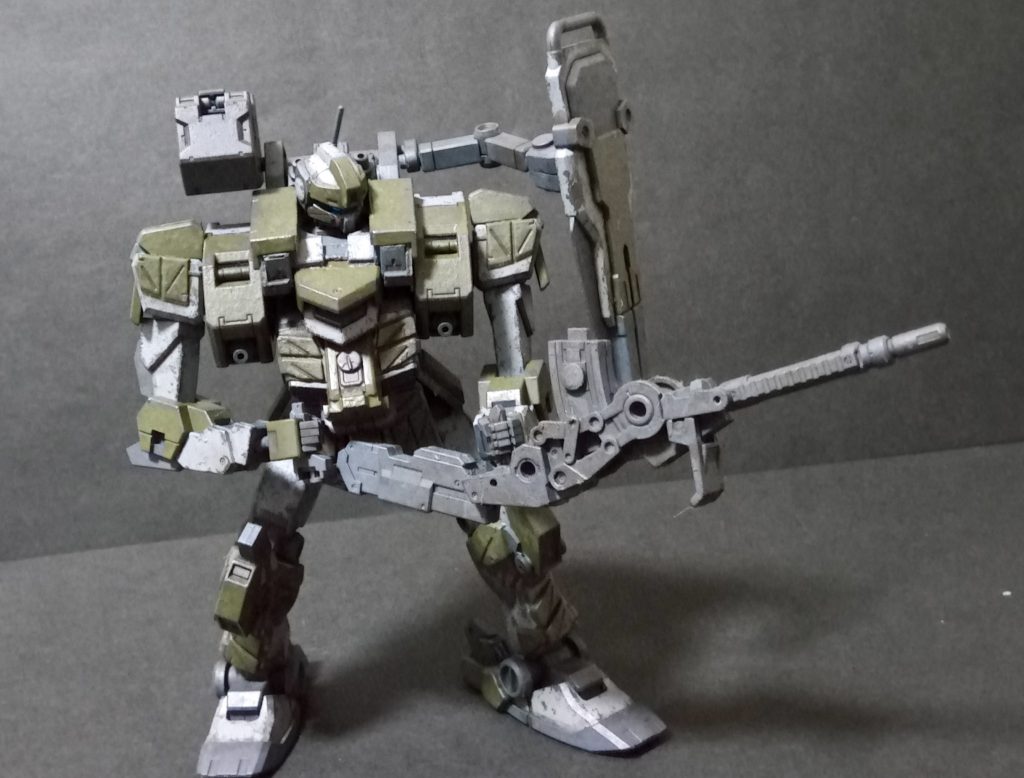 こんな感じに構えます。サブアームで構えたシールドで攻撃を防ぎつつ、キャノンで攻撃します。