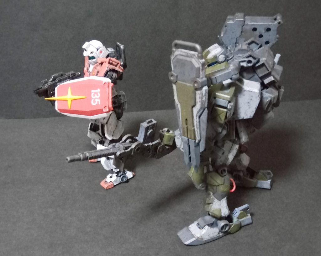 昔制作したジムと並べてみました。やっぱりゴツいな……今回制作した機体が後方から援護砲撃して、以前制作したジムが突撃する感じでしょうか。