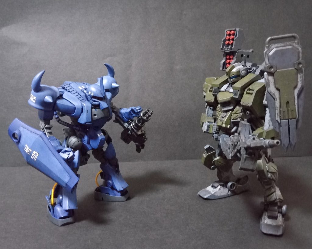 ついでに昔作ったグフとも並べてみました。ジムもグフも、両方ガンスタに投稿していますのでよかったら見ていってください。