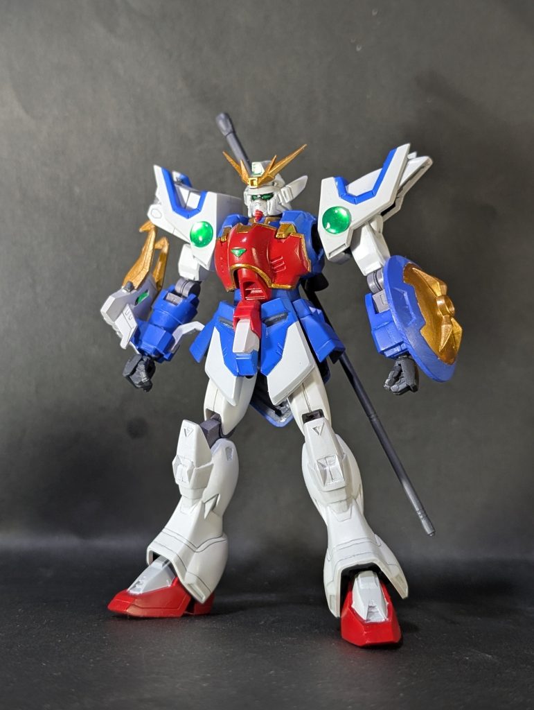 肩のファイティングサイト（緑の丸）はクリアパーツに置き換え。その他ビームグレイブの延長やドラゴンハングの形状修正、頭部トサカの延長などを行っています。