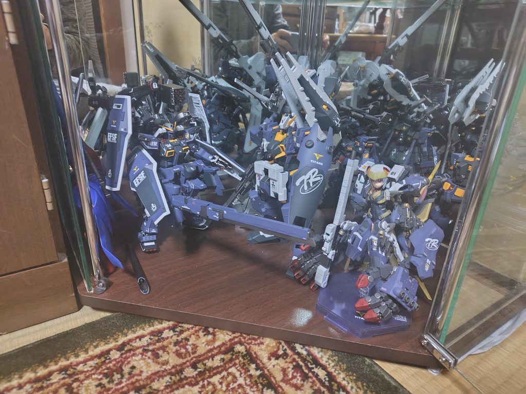 AOZ置き場はこれで満員。しかし遠目だとヒュッケバインにしか見えないす。