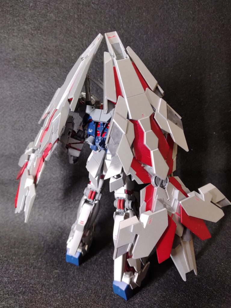 アームドアーマーDEは、ナラティブ版のようにバーニヤの吹き出し口等をグレーで塗りました。こっちのサイコフレームは、クリアレッドだけでもよかったかもしれませんナラティブ版に見慣れてしまうと、テールスタビライザーがない分、寂しく感じます。