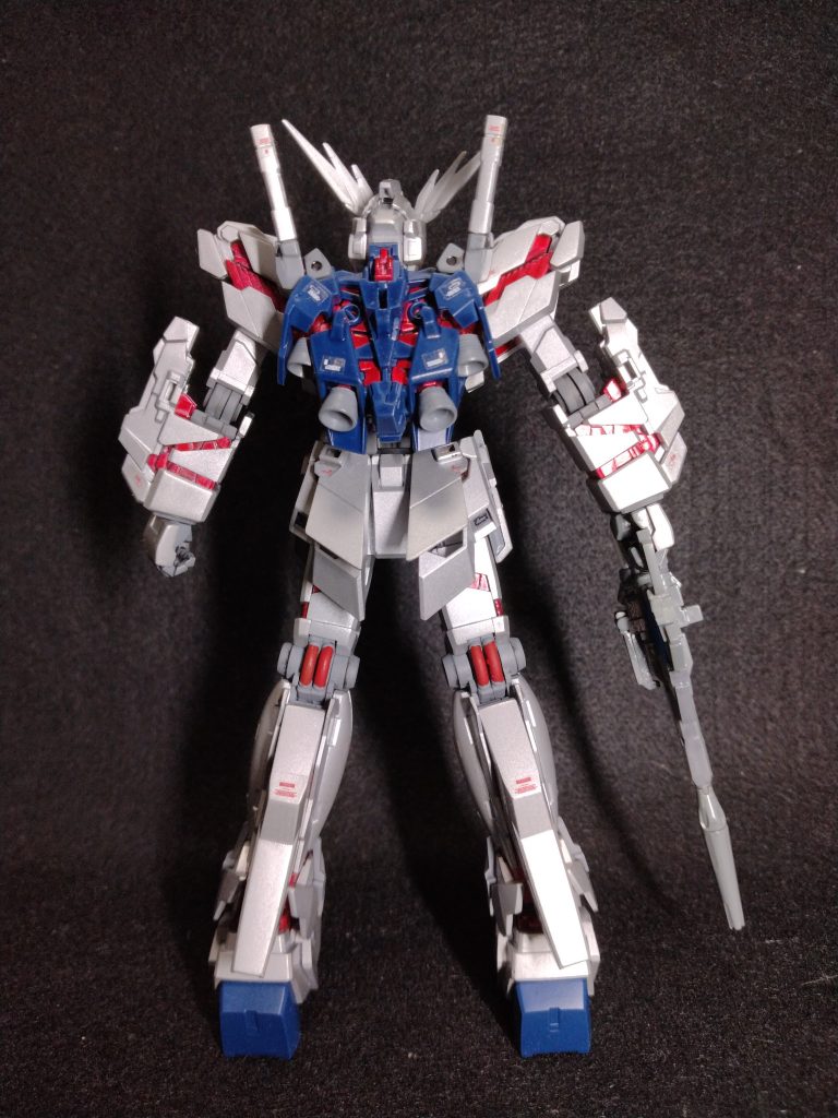 サイコフレームはシルバーとクリアレッド、ランドセルとスリッパは勧めてもらったティターンズブルー(ガンダムマーカー)で塗装しました。またトップコートは、銀部、サイコフレームはツヤ有り、その他はツヤなしにしました。