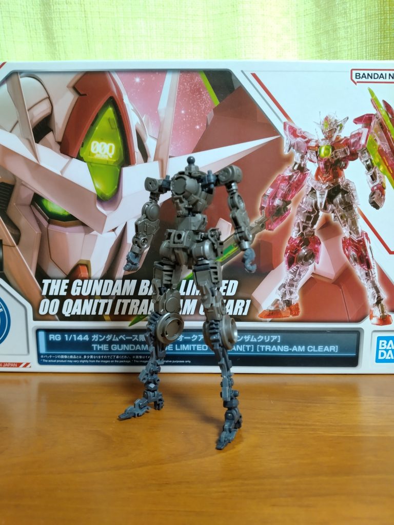 作品名：RGダブルオークアンタ<p>内部フレームだけ組み立てました。 一度バラして、ゲーム処理と塗装します。 関節部の見えるところはガンメタ、装甲の色が薄いところは金、濃いところは銀。 妥協しまくるとは思います。</p>
