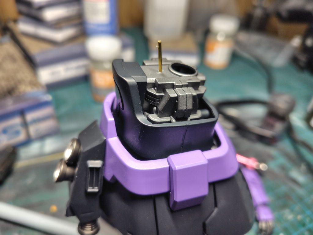 とは言え組んでみたら予想通り重すぎて自立不可能だった為胴体に真鍮線3本入れて無理矢理維持してますが膝がやられそうなのでスタンド使う用の穴も空けました。