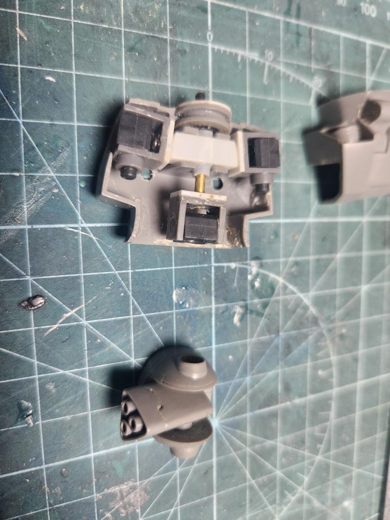 胸は元キットの構造が壊れてしまい、自作。伝統のハの字カットを当時リスペクトで採用。