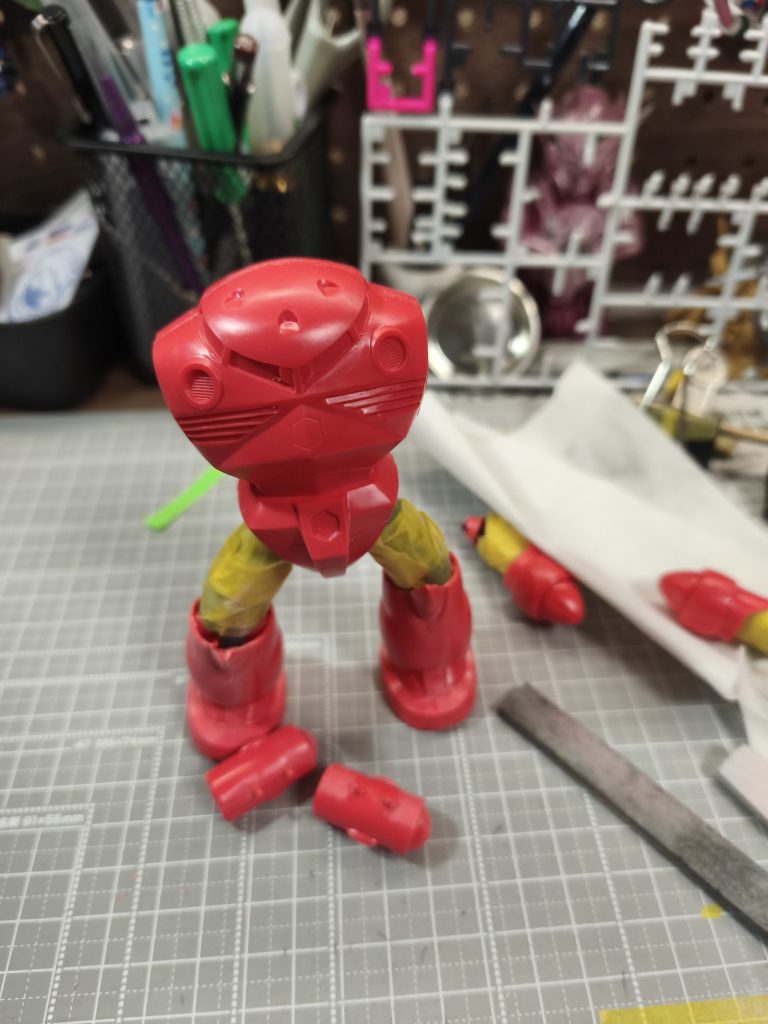 合わせ目処理が大変。最近のキットの方が作りやすくて楽しい。ジオングもあるのだが怖くて作成できない。