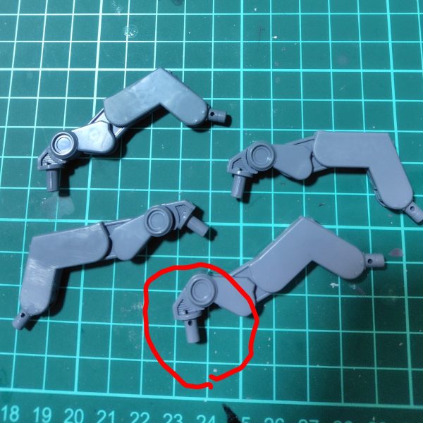 脚部スラスター以外のオレンジパーツにガンダムマーカーのイエローゴールドを塗りました。このイエローゴールド、これまでにはSDCXマイティーストライクフリーダムの小羽根しか使っていないはずなのに、画像下から塗り始めて中段の途中で出なくなってしまいました。なんとか買い足せたから良かった。またバインダーの支持アームを作りました。全てABSなのですが、一部キツキツで可動すらせず、なかなか外せもしない箇所がありました。シリコンスプレーを吹いてなんとか外せましたが、これから作る方は気を付けてください。ファンネルはつや消しのトップコートを吹いてランナーから外してバリを処理して完成です。写真では相変わらず色味が変わってしまいます。今度一眼か、自然光で撮ってみます。（2枚目）