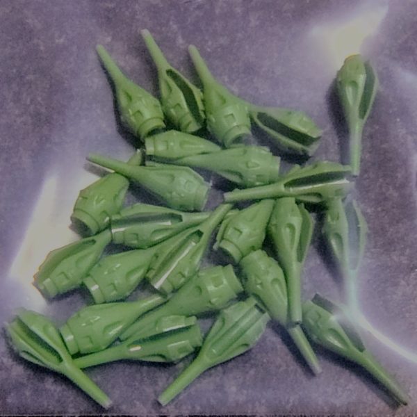 脚部スラスター以外のオレンジパーツにガンダムマーカーのイエローゴールドを塗りました。このイエローゴールド、これまでにはSDCXマイティーストライクフリーダムの小羽根しか使っていないはずなのに、画像下から塗り始めて中段の途中で出なくなってしまいました。なんとか買い足せたから良かった。またバインダーの支持アームを作りました。全てABSなのですが、一部キツキツで可動すらせず、なかなか外せもしない箇所がありました。シリコンスプレーを吹いてなんとか外せましたが、これから作る方は気を付けてください。ファンネルはつや消しのトップコートを吹いてランナーから外してバリを処理して完成です。写真では相変わらず色味が変わってしまいます。今度一眼か、自然光で撮ってみます。（3枚目）