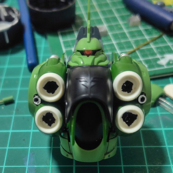 ボディ、肩、上腕です。相変わらず色味が全然違っているので、後で一眼レフで撮ったものと差し替えます。頭部は画像のように胸部に埋まってしまう上に角度も付けられないので、首の延長は必須でした。製作動画を何本も見てから工作。延長部はランナーを削って頭部のポリキャップの径に合わせ、真鍮線を芯にして延ばしました。肩や上腕には合わせ目がガッツリ入っているので、合わせ目消しの処理をしたのですが、上手くいきませんでした。流し込み接着剤ではダメなのかな。仕方ないのでモールドの一部っぽくしました。目立たせたい箇所ではないので、スミ入れはしません。後はデカールで誤魔化そう。ちなみに肩部は数箇所ヒケていたので、それも処理。バックパック(？)のディテールアップには、ウェーブのNEW U・バーニア【角】Mを使用しています。（2枚目）