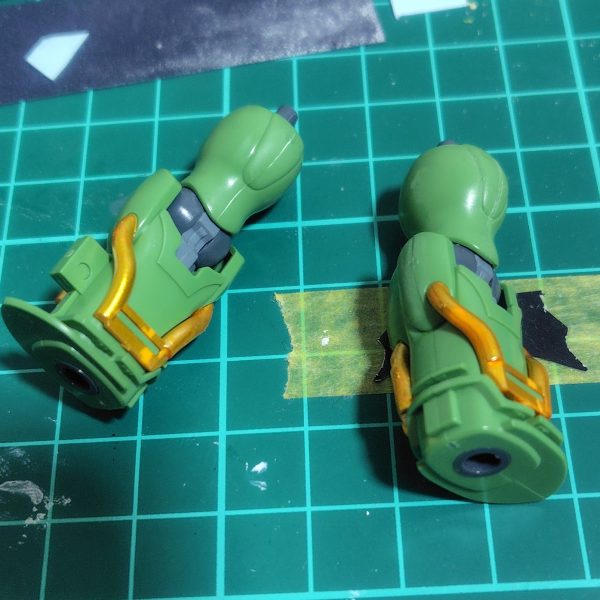 頭部、ボディ、肩部にデカール貼りとつや消しコートをほどこしました。このデカールがクセモノで、すぐに破れてしまう代物で、こうして貼るまでにそれぞれ２枚はムダにしています。つや消し吹いちゃったけど、ボディはデカール増やそうかな。また、腕部を進めましたが、グレービング処理のため、ここで一旦休止です。金パイプがいいアクセントになっていますが、つや消しをこの上に吹くか吹かないか思案中です。ボディのシルバーは上からつや消しを吹いた結果、落ち着いた良い色味になりました。（3枚目）