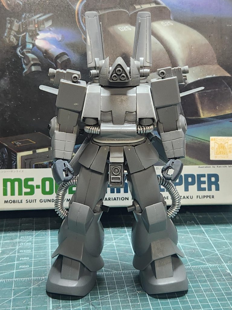 加工終了、塗装前。 ●頭は1mm幅つめ.カメラアイはネオジム磁石で後ハメ●センサー、カメラを開口し透明丸棒に置き換え(写真は施行前)●胸部のハの字カット●動力パイプはアルミ巻き●肘、膝はポリ軸に変更●足首ボールジョイント●手首はビルドハンドにおきかえ●バックパックのヒンジは全てポリ軸に変更●腰は上下分割してスイングできるように●スカートは分割して可動するように