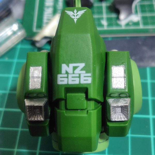 頭部、ボディ、肩部にデカール貼りとつや消しコートをほどこしました。このデカールがクセモノで、すぐに破れてしまう代物で、こうして貼るまでにそれぞれ２枚はムダにしています。つや消し吹いちゃったけど、ボディはデカール増やそうかな。また、腕部を進めましたが、グレービング処理のため、ここで一旦休止です。金パイプがいいアクセントになっていますが、つや消しをこの上に吹くか吹かないか思案中です。ボディのシルバーは上からつや消しを吹いた結果、落ち着いた良い色味になりました。（2枚目）