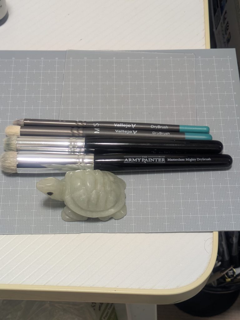技術的にも環境的にもエアブラシを使えないのでドライブラシ用の筆を使ってそれっぽく塗っています。ドライブラシ用の筆はファレホ製のモノとアーミーペインター製のモノを使っています。大手量販店では売っていないのが残念なところでして、通販もしくはリアル店舗だとボークスの店舗で購入出来ます。